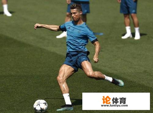 足球运动员为啥里面穿紧身衣? 足球运动员为啥里面穿紧身衣?