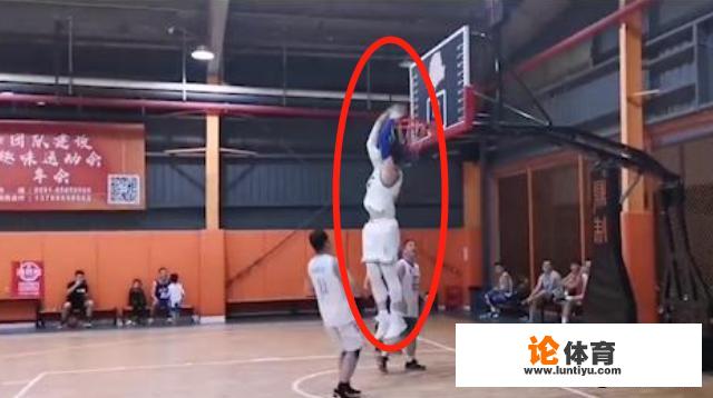 王哲林现身野球场秀暴扣,像他这样的国手打野球出场费有多少呢 王哲林现身野球场秀暴扣,像他这样的国手打野球出场费有多少呢