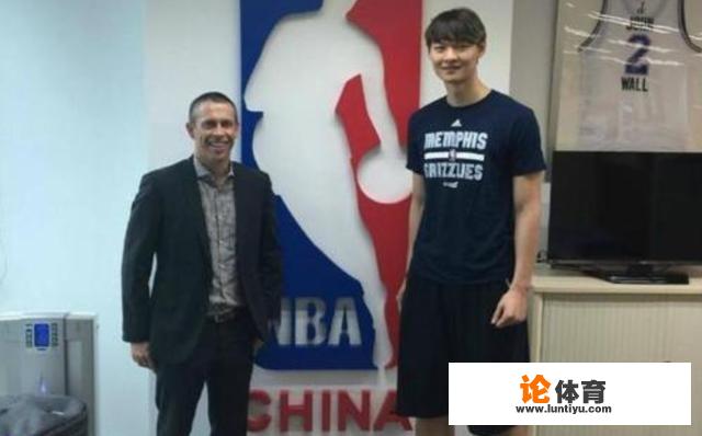 王哲林现身野球场秀暴扣,像他这样的国手打野球出场费有多少呢 王哲林现身野球场秀暴扣,像他这样的国手打野球出场费有多少呢