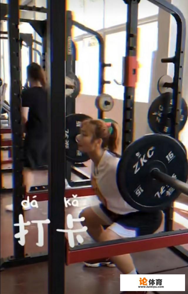 中国女篮主力李梦两获大赛MVP，场下打扮也很漂亮，你怎么看