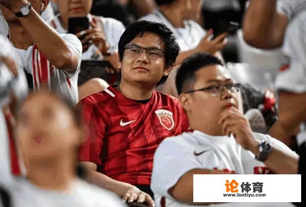 亚冠权健vs鹿角,看台上惊现一位上港球迷,你怎么看 亚冠权健vs鹿角,看台上惊现一位上港球迷,你怎么看