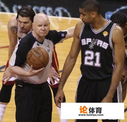 乔伊克劳福德接受采访表示邓肯的笑很烦人,所以自己才把他驱逐,怎么评价这个事件 乔伊克劳福德接受采访表示邓肯的笑很烦人,所以自己才把他驱逐,怎么评价这个事件