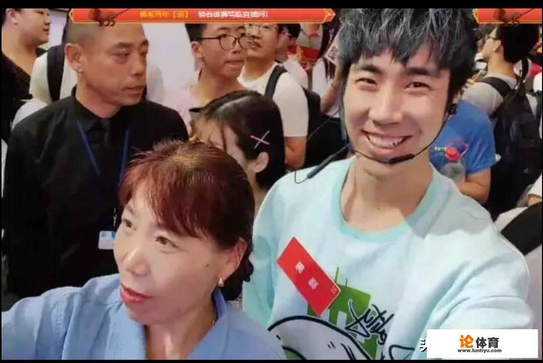 吃鸡主播呆妹儿参加ChinaJoy，颜值在线不惧曝光，网友称胸前很真实，你怎么看