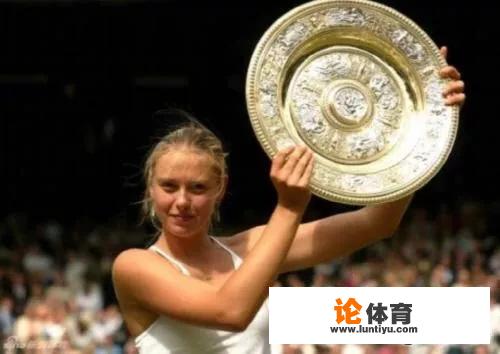 在网球四大满贯公开赛中，要求运动员必须穿白色战袍比赛的是哪个公开赛