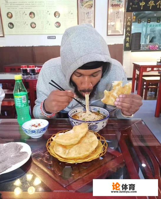 当CBA外援遇上中国美食的时候,都会有什么样的反应 当CBA外援遇上中国美食的时候,都会有什么样的反应