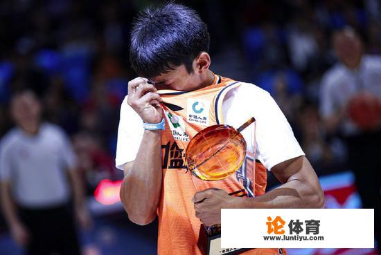 草根不被尊重？矣进宏接受颁奖，为何很多CBA球员却在热身投篮