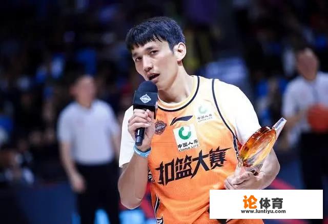 草根不被尊重？矣进宏接受颁奖，为何很多CBA球员却在热身投篮