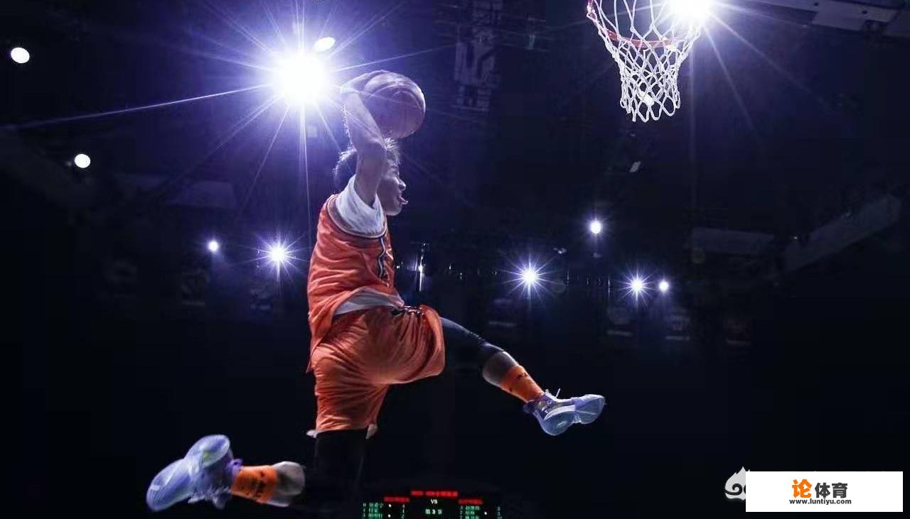 草根不被尊重？矣进宏接受颁奖，为何很多CBA球员却在热身投篮