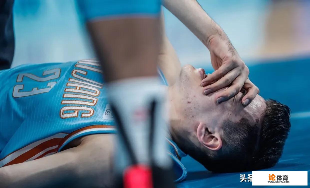 阿布都受伤倒地，翟晓川双手支撑身体避免压到前者，林书豪上前问候伤情，你怎么看