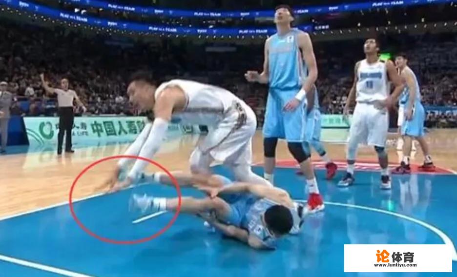 阿布都受伤倒地，翟晓川双手支撑身体避免压到前者，林书豪上前问候伤情，你怎么看