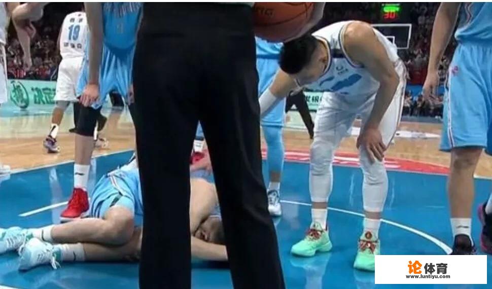阿布都受伤倒地，翟晓川双手支撑身体避免压到前者，林书豪上前问候伤情，你怎么看