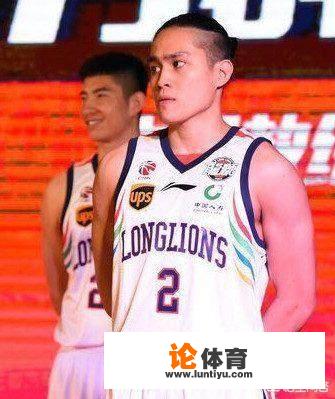 为什么CBA的运动球服都是多个广告标，而NBA只有一个标志