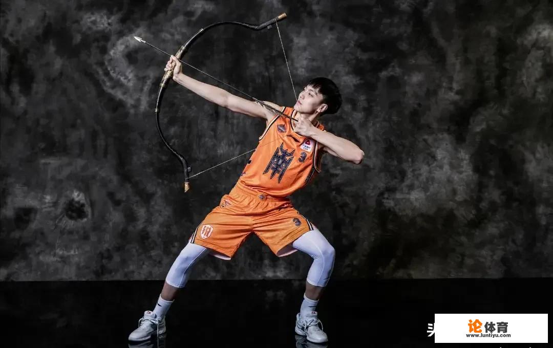 被新疆男篮训练营淘汰，无球可打的胡明轩是如何来到广东男篮的