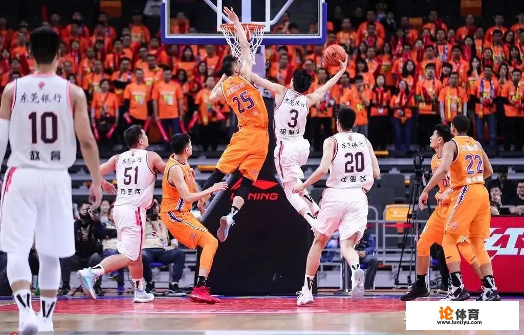 被新疆男篮训练营淘汰，无球可打的胡明轩是如何来到广东男篮的