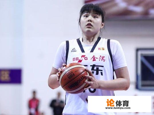 女篮小将李月汝为什么会被球迷称为女篮“最萌大中锋”呢