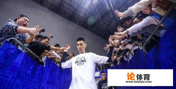 11月3日林书豪CBA首秀,在客场享受到的球迷欢呼声居然远超主队球员,你怎么看 11月3日林书豪CBA首秀,在客场享受到的球迷欢呼声居然远超主队球员,你怎么看