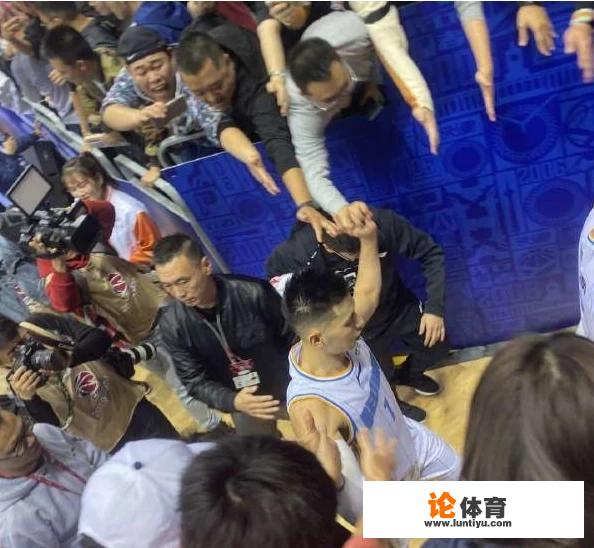 11月3日林书豪CBA首秀,在客场享受到的球迷欢呼声居然远超主队球员,你怎么看 11月3日林书豪CBA首秀,在客场享受到的球迷欢呼声居然远超主队球员,你怎么看