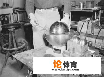 为什么造原子弹时工人可以去车铀球，浓度那么高辐射不会很强吗