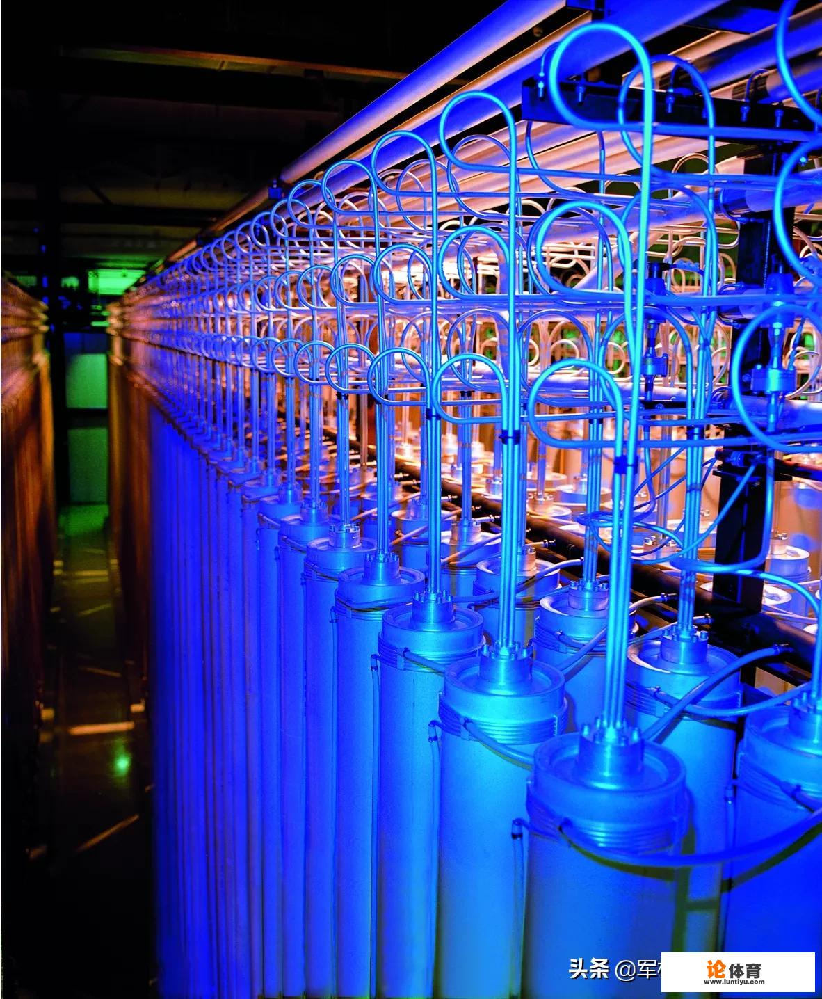 为什么造原子弹时工人可以去车铀球，浓度那么高辐射不会很强吗