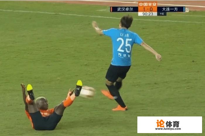 大连一方球员李建滨致命失误送大礼，随后心态爆炸踢球闷人染红，足协是否会追加处罚