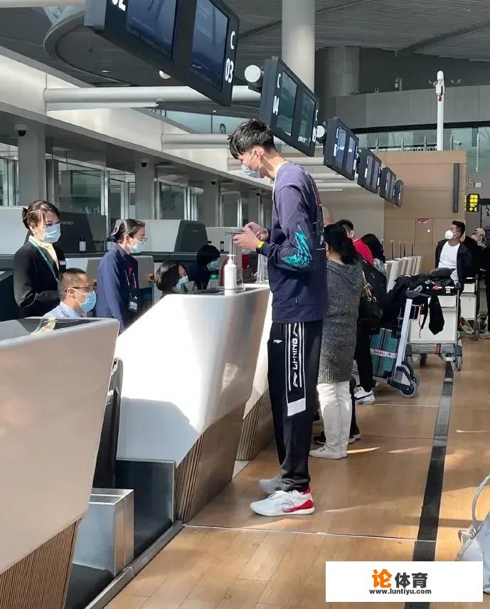 周琦抵达中国了！在机场捂得严严实实，下赛季回澳洲还是留CBA