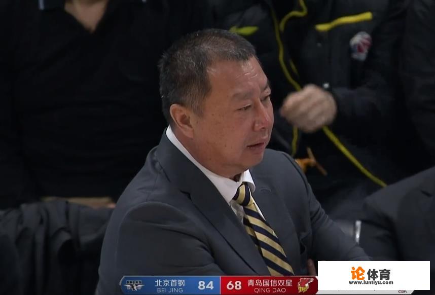 北京队和青岛队的比赛中,林书豪三分造犯规,裁判却示意罚球4次,这是怎么一回事 北京队和青岛队的比赛中,林书豪三分造犯规,裁判却示意罚球4次,这是怎么一回事