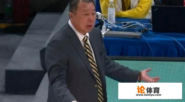 北京队和青岛队的比赛中,林书豪三分造犯规,裁判却示意罚球4次,这是怎么一回事 北京队和青岛队的比赛中,林书豪三分造犯规,裁判却示意罚球4次,这是怎么一回事