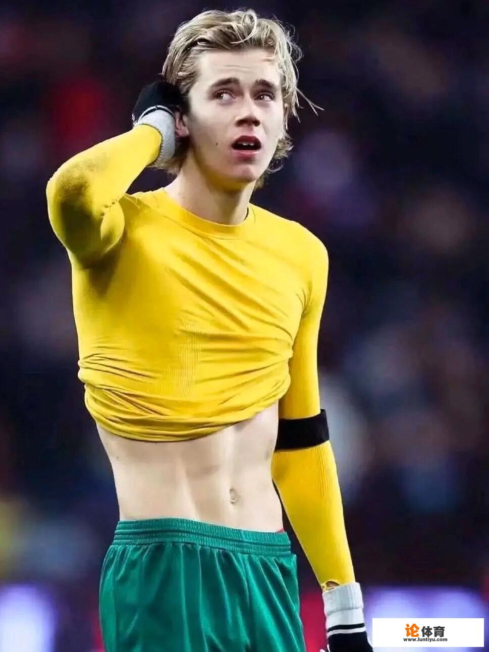 帅气+金发+户口本，与热刺的点球大战主罚前颠球热身，他会成为英超新小贝吗