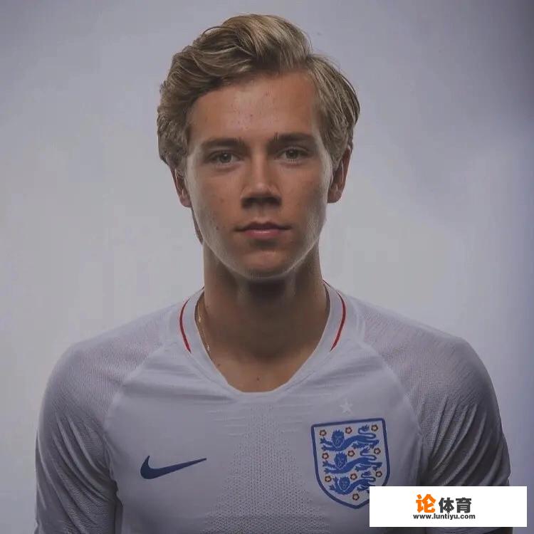 帅气+金发+户口本，与热刺的点球大战主罚前颠球热身，他会成为英超新小贝吗