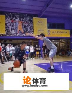 13岁独臂篮球少年引NBA球员点赞，他为什么会能一夜爆红呢