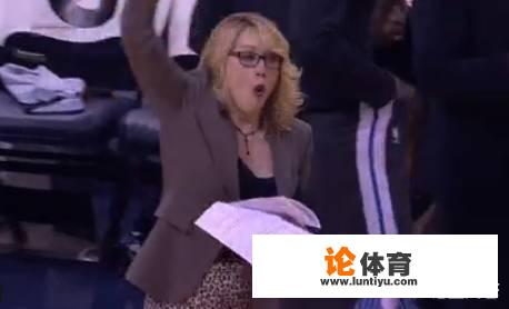 爵士VS火箭G3赛前热身，NBA美女记者秀运球抢镜，她是谁呢？有什么来头