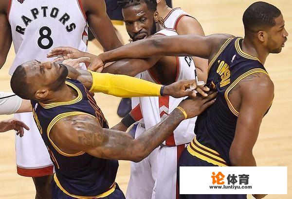 CBA半决赛山东主场90-98输给广厦,裁判基本公平,为什么现场球迷还是一直喊黑哨呢 CBA半决赛山东主场90-98输给广厦,裁判基本公平,为什么现场球迷还是一直喊黑哨呢