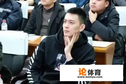 打完之后还加班，辽篮主教练杨鸣为什么出现在了广东宏远的比赛中