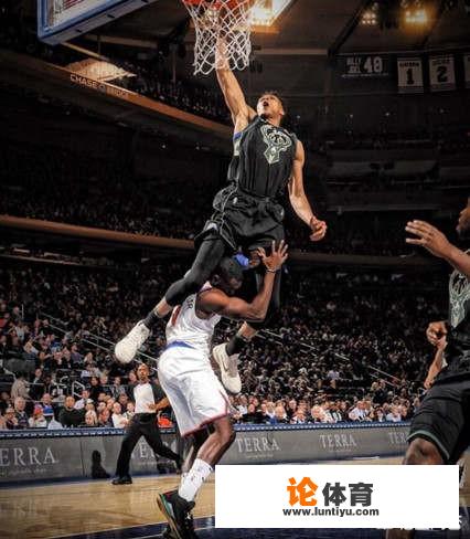 字母哥完成惊世扣篮,对比卡特的死亡之扣,谁更具有爆炸力 字母哥完成惊世扣篮,对比卡特的死亡之扣,谁更具有爆炸力