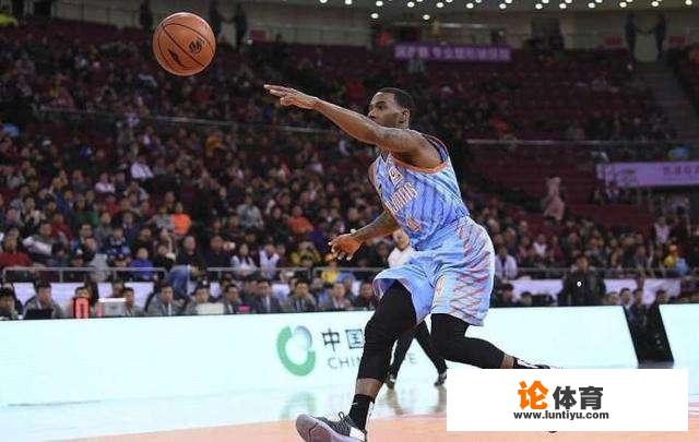 4投0中一分未得,新疆男篮95-105不敌上海,800万年薪的李根到底怎么了 4投0中一分未得,新疆男篮95-105不敌上海,800万年薪的李根到底怎么了