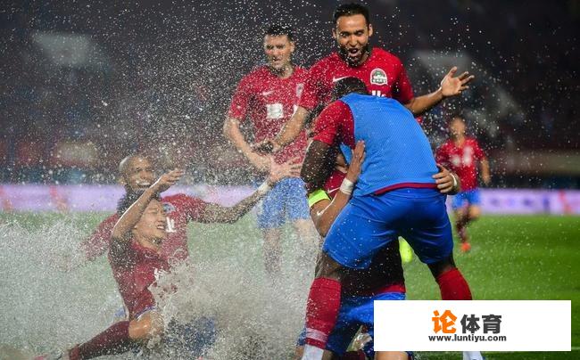 中超第23轮,河南建业2:1北京人和,场地积水严重引发吐槽,你怎么看 中超第23轮,河南建业2:1北京人和,场地积水严重引发吐槽,你怎么看