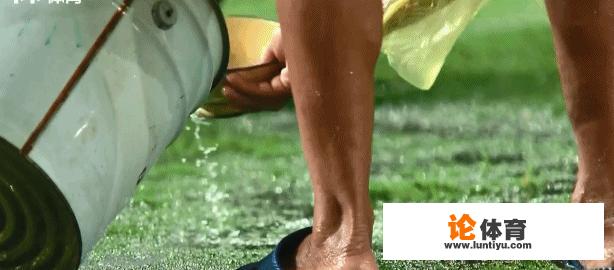 中超第23轮,河南建业2:1北京人和,场地积水严重引发吐槽,你怎么看 中超第23轮,河南建业2:1北京人和,场地积水严重引发吐槽,你怎么看