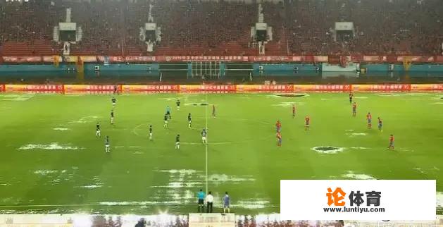 中超第23轮,河南建业2:1北京人和,场地积水严重引发吐槽,你怎么看 中超第23轮,河南建业2:1北京人和,场地积水严重引发吐槽,你怎么看
