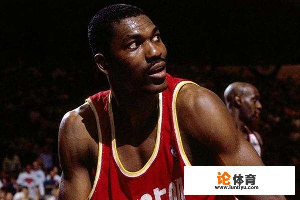 NBA90年代的“四大中锋”，都是什么样的神仙打法？_90年代nba四大中锋