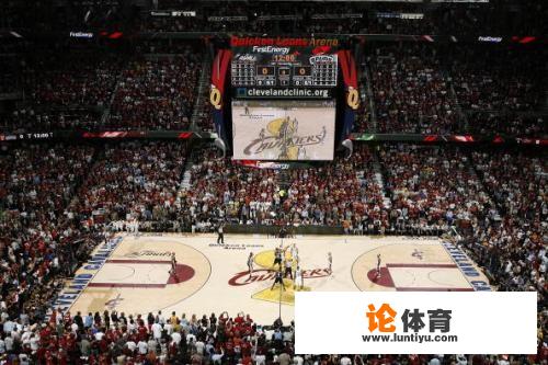 往年的NBA总决赛球场中央都会有一个总冠军奖杯图案而为什么今年勇士跟猛龙的没有?_nba地铁 往年的NBA总决赛球场中央都会有一个总冠军奖杯图案而为什么今年勇士跟猛龙的没有?_nba地铁