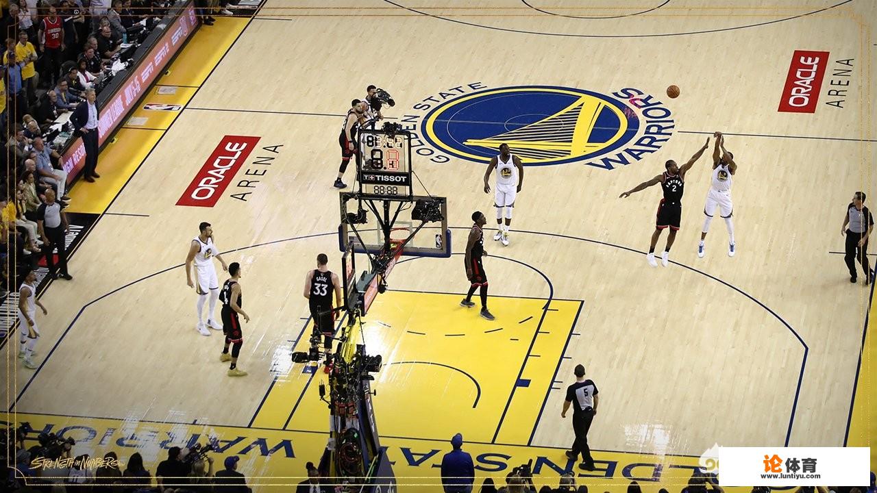 往年的NBA总决赛球场中央都会有一个总冠军奖杯图案而为什么今年勇士跟猛龙的没有?_nba地铁 往年的NBA总决赛球场中央都会有一个总冠军奖杯图案而为什么今年勇士跟猛龙的没有?_nba地铁