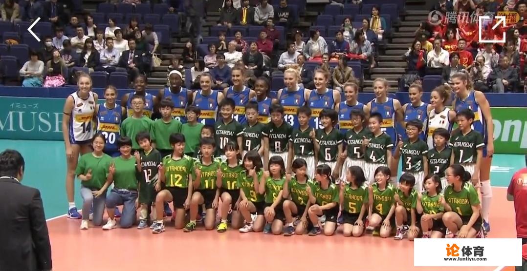中国女排和意大利女排的世锦赛小组赛开始前，为什么安排给中国队的球童那么少？_排球比赛球童是干嘛的