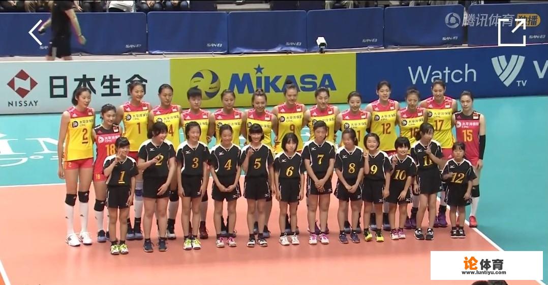 中国女排和意大利女排的世锦赛小组赛开始前，为什么安排给中国队的球童那么少？_排球比赛球童是干嘛的