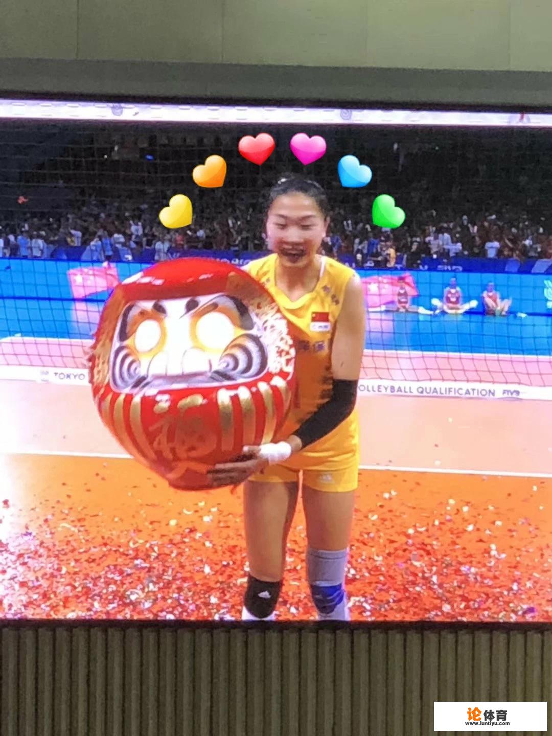 袁心玥在关键时刻被换下，貌似她有点不开心。而赛后王媛媛与朱婷都来安慰，你怎么看？_排球比赛赛点倒计时