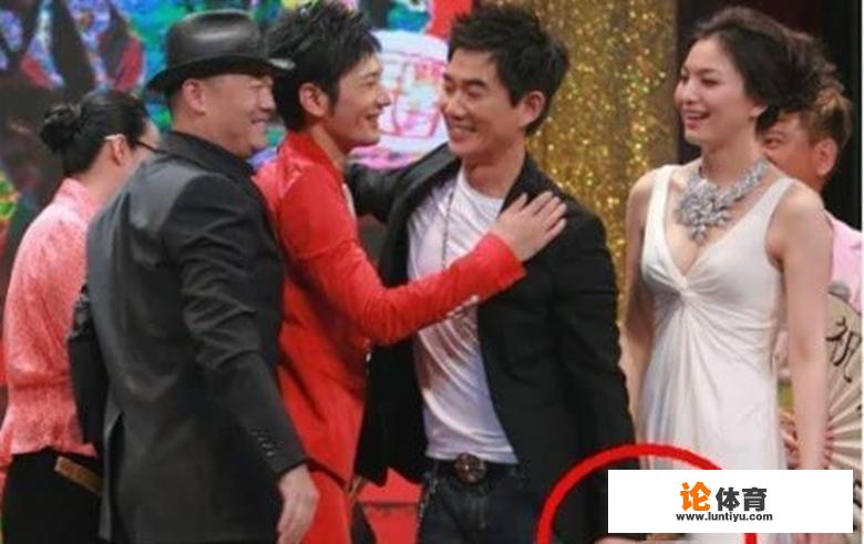 哪些明星“出糗”的瞬间,能承包你一年的笑点?_德甲中场发球进球数量 哪些明星“出糗”的瞬间,能承包你一年的笑点?_德甲中场发球进球数量