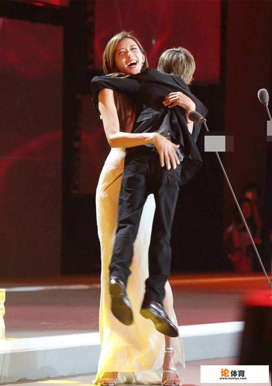 哪些明星“出糗”的瞬间,能承包你一年的笑点?_德甲中场发球进球数量 哪些明星“出糗”的瞬间,能承包你一年的笑点?_德甲中场发球进球数量