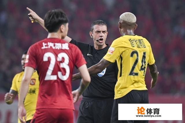 中超的外籍职业裁判真的职业吗？_中超裁判丢人丢到国外