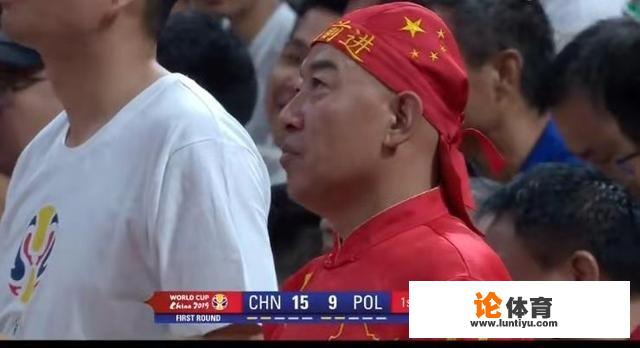 男篮小组赛，央视为什么会多次给戴着国旗头巾的男球迷镜头？他是谁？有什么来历？_田径比赛女子特写