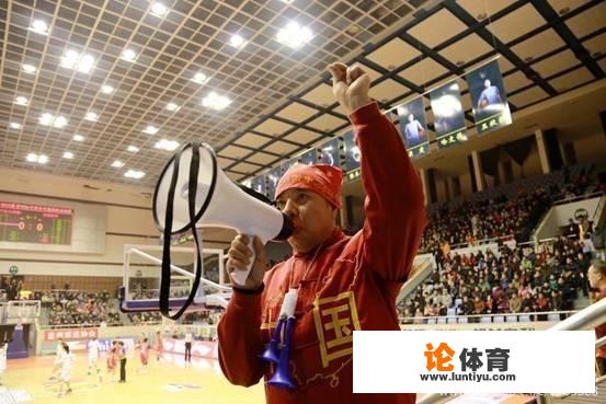 男篮小组赛，央视为什么会多次给戴着国旗头巾的男球迷镜头？他是谁？有什么来历？_田径比赛女子特写