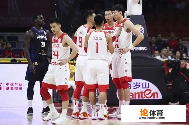 男篮小组赛，央视为什么会多次给戴着国旗头巾的男球迷镜头？他是谁？有什么来历？_田径比赛女子特写